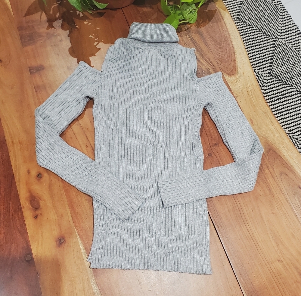 New Simplee Cold-Shoulder Ribbed Turtleneck Sweater In Light Gray - Picture 3 of 7